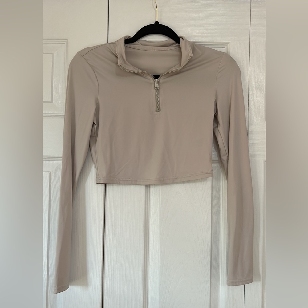 Off white cropped. Tight zip up